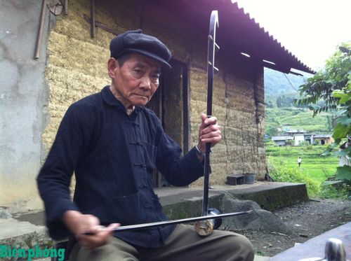 Nghệ nhân Ngũ Khởi Phượng, xã Quản Bạ, tỉnh Tuyên Quang hát bài cúng thần Ruộng. Ảnh: PVA