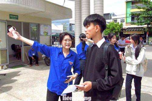 Để hỗ trợ thí sinh, người nhà trước và trong Kỳ thi tuyển sinh lớp 10 THPT năm học 2026 – 2027, Thành Đoàn – Hội Sinh viên TP. Đà Nẵng thành lập 122 đội hình Tiếp sức mùa thi với gần 2.000 tình nguyện viên tại 110 điểm thi (hơn 43.500 thí sinh dự thi).