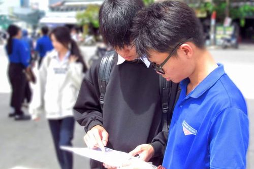 Bên cạnh đó, nhiều hoạt động tiếp sức tinh thần cho sĩ tử gen Z cũng được triển khai, thu hút đông đảo các bạn học sinh, như: chuỗi chương trình “Mindcare – Trạm tiếp sức tinh thần” và tư vấn trực tuyến thông tin kỳ thi trên các nền tảng mạng xã hội, cuộc thi thiết kế truyền thông “Say Hi Mùa thi”, mô hình “Trạm ký ức Mùa thi”…