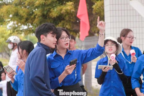 Với các hoạt động đồng hành cụ thể như: tổ chức phân luồng, hướng dẫn đảm bảo an toàn giao thông, tổ chức đưa, đón thí sinh có hoàn cảnh đặc biệt, phát nước uống, đồ dùng học tập miễn phí cho thí sinh..., “áo xanh” Đà Nẵng tiếp sức hàng chục nghìn sĩ tử vượt vũ môn. Nhiều mô hình đã được các Đoàn xã, phường triển khai, thiết thực hỗ trợ các em học sinh trong kỳ thi quan trọng như: Tình nguyện số tiếp sức mùa thi, Bữa cơm thanh niên, Đội xe ôm 0 đồng…