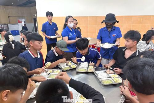 Năm nay, điểm thi La Dêê được bố trí dành cho 184 thí sinh là học sinh trên địa bàn các xã La Dêê, La Êê, Đắc Pring và Nam Giang. Đây đều là các xã miền núi khó khăn, từ các thôn đến điểm thi khá xa, di chuyển đường núi vất vả. Thấu hiểu khó khăn đó, Đoàn thanh niên của 4 xã bắt tay triển khai mô hình “Bữa cơm thanh niên” để tiếp sức sĩ tử, huy động các tình nguyện viên túc trực tại điểm trường để hỗ trợ các em.