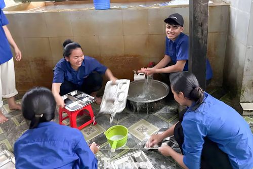 Từ sáng sớm, các đoàn viên đã có mặt để phụ cấp dưỡng chuẩn bị bữa ăn. Bên cạnh đó, lực lượng thanh niên còn tổng dọn vệ sinh khu vực ở tạm, động viên tinh thần học sinh trước giờ thi. Những suất cơm nóng hổi với món ăn giản dị nhưng đủ đầy dinh dưỡng trở thành nguồn động viên đặc biệt đối với các sĩ tử vùng cao.