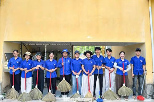 Giữa cái nắng đầu hè, căn bếp nhỏ tại Trường Phổ thông dân tộc Bán trú THCS La Dêê (TP. Đà Nẵng) đỏ lửa từ sáng sớm. Tiếng dao thớt, tiếng gọi nhau í ới của các đoàn viên thanh niên khiến không khí tiếp sức mùa thi nơi vùng cao thêm tất bật. Ảnh: G.T