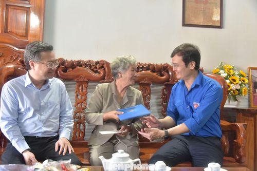 Anh Bùi Quang Huy - Ủy viên Trung ương Đảng, Bí thư thứ nhất Trung ương Đoàn tặng quà gia đình chính sách tại xã Ba Chúc, tỉnh An Giang.