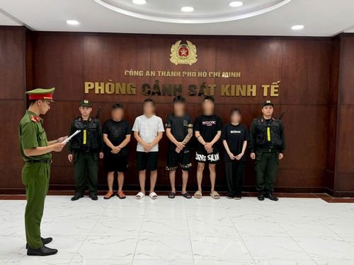Từ trái qua các đối tượng: Huỳnh Đức Huy, Huỳnh Anh Thư, Lưu Văn Hạnh, Đoàn Phan Thanh Duy, Đoàn Phan Thanh Huy.
