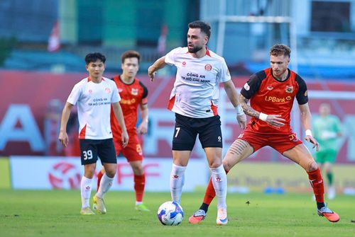 Cầu thủ mới có quốc tịch Việt Nam - Tài Lộc (áo đỏ) bất lực trước CA TPHCM - Ảnh: Cao Oanh