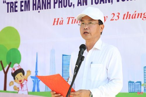 Ông Mai Văn Dũng - Phó Chủ tịch UBND xã Thạch Hà phát biểu hưởng ứng lễ phát động.