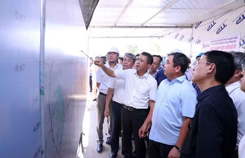 Bí thư Thành ủy Hà Nội Trần Đức Thắng kiểm tra tình hình triển khai Dự án đường Tây Thăng Long đoạn qua địa phận xã Ô Diên. (Ảnh: Văn Điệp/TTXVN)