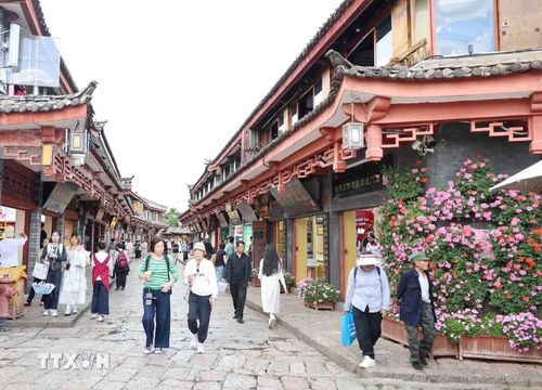 Đến với Lệ Giang cổ trấn, bạn sẽ dễ dàng bắt gặp nét đẹp văn hóa Đông Ba, kết hợp hài hòa giữa tinh hoa của các dân tộc Nạp Tây, Di, Lật Túc, Phổ Mễ, Bạch, Thái tái hiện chân thật trên từng góc cửa, nếp nhà. (Ảnh: Công Tuyên/TTXVN)