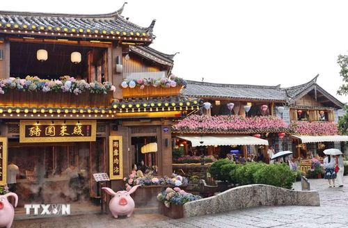 Lệ Giang cổ trấn mang trong mình vẻ đẹp cổ kính độc đáo, kết hợp hài hòa giữa nét hoài cổ và thiên nhiên thơ mộng, là điểm đến lý tưởng cho mọi du khách. (Ảnh: Công Tuyên/TTXVN)
