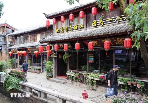Đến với Lệ Giang cổ trấn, bạn sẽ dễ dàng bắt gặp nét đẹp văn hóa Đông Ba, kết hợp hài hòa giữa tinh hoa của các dân tộc Nạp Tây, Di, Lật Túc, Phổ Mễ, Bạch, Thái tái hiện chân thật trên từng góc cửa, nếp nhà. (Ảnh: Công Tuyên/TTXVN)
