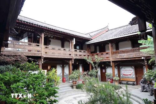 Các ngôi nhà trong Lệ Giang cổ trấn là sự kết hợp giữa kiến trúc Hán, Bạch và Tây Tạng, Bạch. (Ảnh: Công Tuyên/TTXVN)