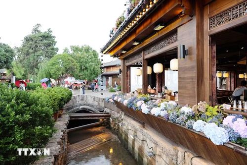 Lệ Giang cổ trấn mang trong mình vẻ đẹp cổ kính độc đáo, kết hợp hài hòa giữa nét hoài cổ và thiên nhiên thơ mộng, là điểm đến lý tưởng cho mọi du khách. (Ảnh: Công Tuyên/TTXVN)