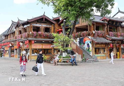 Lệ Giang cổ trấn thu hút các tín đồ đam mê du lịch với bầu không khí cổ kính, cùng kiến trúc cổ xưa thuần túy. (Ảnh: Công Tuyên/TTXVN)