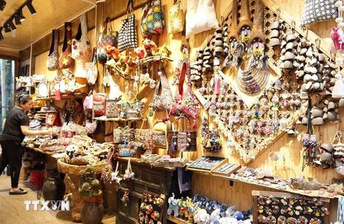 Một cửa hàng bán đồ lưu niệm mang đặc trưng của văn hóa địa phương. (Ảnh: Công Tuyên/TTXVN)
