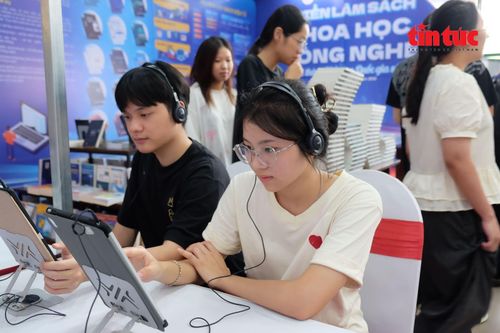 Không nên nhìn nhận tiếng Anh như một môn học để thi cửmà nên được coi là một công cụ để tư duy và làm việc.