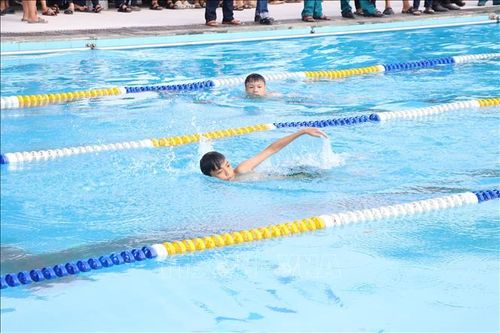 Các vận động viên bơi hưởng ứng tại lễ phát động. Ảnh: Mạnh Tú/TTXVN