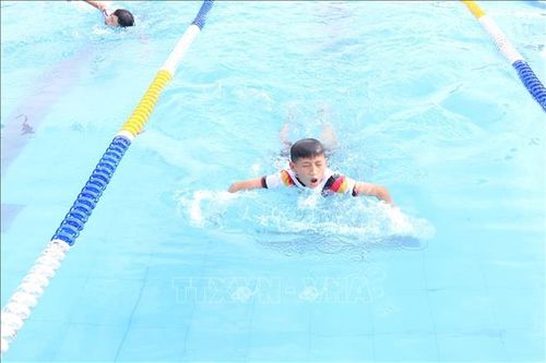 Các vận động viên bơi hưởng ứng tại lễ phát động. Ảnh: Mạnh Tú/TTXVN