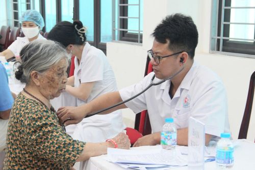 Nhiều người già được phát hiện và tư vấn điều trị.