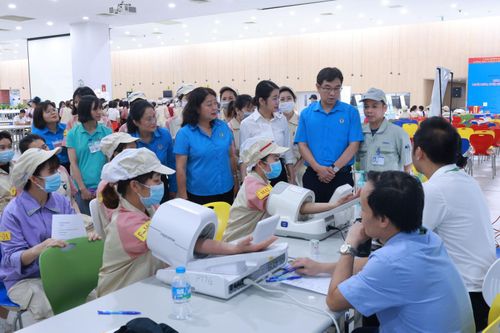 Công nhân được khám miễn phí theo chương trình.