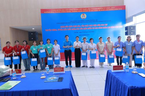 Tặng quà cho công nhân có hoàn cảnh khó khăn.