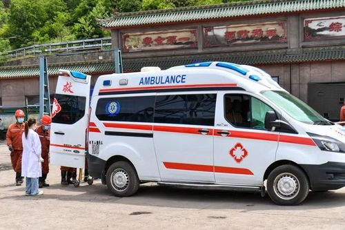 Đưa người bị thương tới bệnh viện cứu chữa. Ảnh: Xinhua.