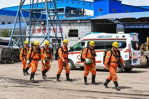 Lực lượng cứu hộ xuống hiện trường để cứu hộ cứu nạn. Ảnh: Xinhua.