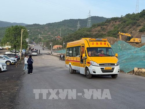 Lực lượng cứu hộ được triển khai tới hiện trường vụ nổ mỏ than ở huyện Tẩm Nguyên, tỉnh Sơn Tây, miền Bắc Trung Quốc, ngày 23/5/2026. Ảnh: THX/TTXVN