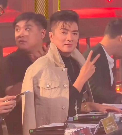 Khoảnh khắc nam ca sĩ chào khi được khán giả quay hình nhanh chóng thu hút nhiều netizen quan tâm. (Ảnh từ dvhlonxon.71)