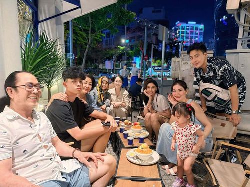 Trương Quỳnh Anh quây quần bên gia đình và bạn bè thân thiết.