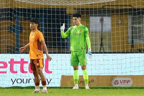 Thủ môn Trần Trung Kiên đã có một trận đấu hay để giúp Hoàng Anh Gia Lai giành trận hòa quan trọng 1-1 trước Thanh Hóa trong cuộc đua trụ hạng đầy căng thẳng. Ảnh: HAGL FC