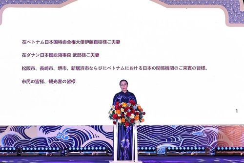 Phát biểu tại lễ khai mạc, bà Nguyễn Thị Anh Thi, Phó Chủ tịch UBND TP. Đà Nẵng cho biết: “Bước sang lần thứ 22, sự kiện Giao lưu văn hóa Hội An - Nhật Bản không chỉ đơn thuần là một hoạt động lễ hội, mà đã trở thành cầu nối để cùng nhau chia sẻ các giá trị văn hóa truyền thống, đồng thời cùng nhau kiến tạo tương lai”. Ảnh: Diễm Phúc