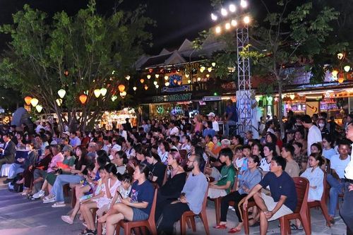 Rất đông người dân và du khách cùng tham gia, hòa mình vào không khí lễ hội. Ảnh: Diễm Phúc