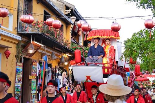 Điểm nhấn của sự kiện là chuỗi các hoạt động văn hóa, nghệ thuật phong phú, trải dài trong không gian khu phố cổ. Đặc biệt là hoạt động tái hiện “Đám rước Công Nữ Ngọc Hoa và thương nhân Araki Sotaro”, biểu tượng lịch sử giàu ý nghĩa về mối giao thương và gắn kết Việt – Nhật. Ảnh: Diễm Phúc