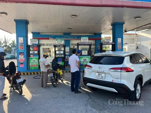 Các cửa hàng chủ động bố trí nhận diện trực quan tại trụ bơm, giúp người dân dễ dàng nhận biết và lựa chọn xăng sinh học E10.