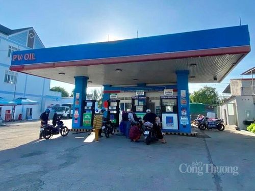 Sau thời gian đầu còn e dè, người dân dần yên tâm và cởi mở hơn khi lựa chọn xăng sinh học E10.
