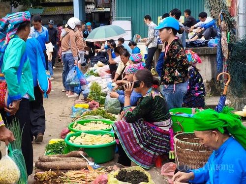 Những phiên livestream ngay giữa chợ San Thàng giúp đặc sản Lai Châu nhanh chóng tiếp cận thị trường rộng lớn.