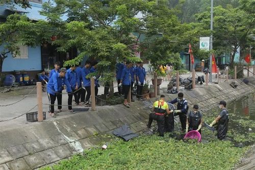 Đoàn viên thanh niên phường Sầm Sơn phối hợp với các câu lạc bộ tình nguyện và người dân thu gom rác, nạo vét lòng mương tại khu vực Làng Bích họa Trung Mới.