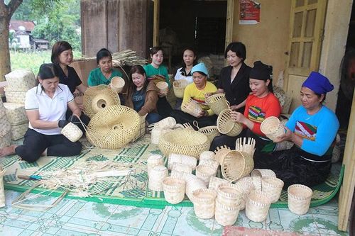 Nghề mây tre đan xuất khẩu tạo việc làm, tăng thu nhập cho nhiều người dân xã Điền Quang.