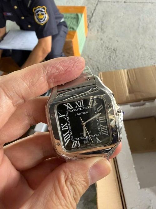 Đồng hồ giả nhãn hiệu Cartier.