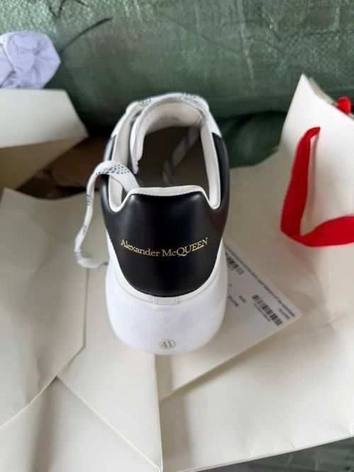 Sản phẩm giày giả nhãn hiệu Alexander McQueen.