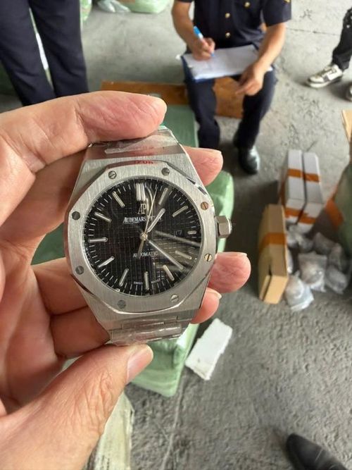 Đồng hồ giả nhãn hiệu Audemars Piguet.