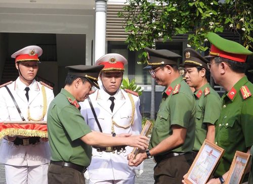 Thiếu tướng Nguyễn Hữu Hợp, Giám đốc Công an thành phố Đà Nẵng trao bằng khen cho các tập thể, cá nhân. Ảnh: MINH THY