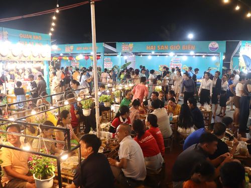 Người dân và du khách thưởng thức ẩm thực tại ngày hội. Ảnh: QUỐC TUẤN