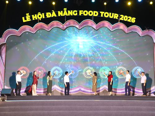 Đại biểu lãnh đạo thực hiện nghi thức khai mạc ngày hội. Ảnh: QUỐC TUẤN