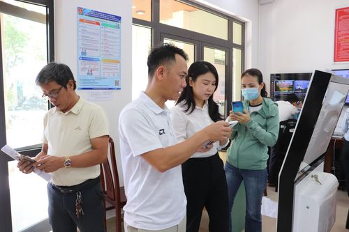 Mô hình “Hẹn giờ giao dịch trực tuyến kết hợp AI chatbot 24/7” tại UBND phường Hòa Khánh giúp người dân linh hoạt sắp xếp thời gian, không cần chờ đợi tại chỗ. Ảnh: QUỐC KHÁNH