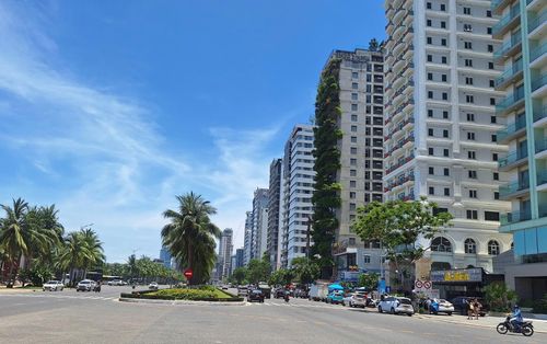 Với hệ thống cơ sở lưu trú đa dạng, Lễ hội Pháo hoa quốc tế Đà Nẵng 2026 trở thành cú hích để thu hút khách trong mùa hè. Trong ảnh: Các cơ sở lưu trú tại đường Võ Nguyên Giáp (đoạn phường An Hải). Ảnh: THU HÀ