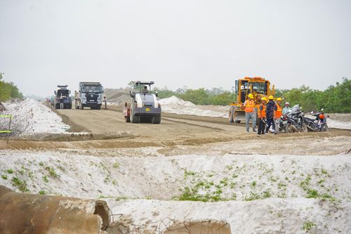 Các đơn vị đang tích cực thi công dự án hoàn thiện đường Võ Chí Công (đường ven biển 129) qua xã Thăng An. Ảnh: NGỌC PHÚ