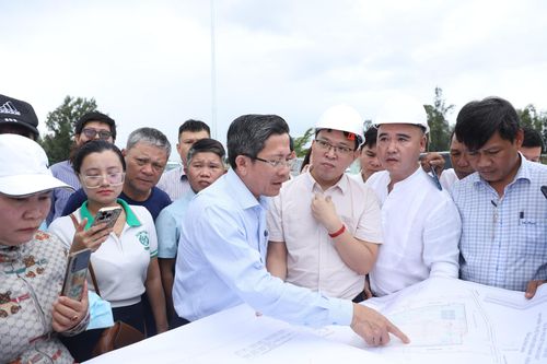 Phó Chủ tịch UBND thành phố Trần Nam Hưng kiểm tra thực tế nhằm tháo gỡ khó khăn các dự án tại phường Điện Bàn Đông. Ảnh: NGỌC PHÚ