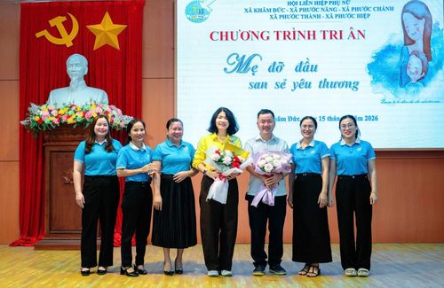 Tổ chức tri ân cho các "Mẹ đỡ đầu" tiêu biểu qua 5 năm thực hiện chương trình "Mẹ đỡ đầu" tại 5 xã miền núi Phước Năng, Phước Chánh, Phước Thành, Phước Hiệp, Khâm Đức. Ảnh: P.V